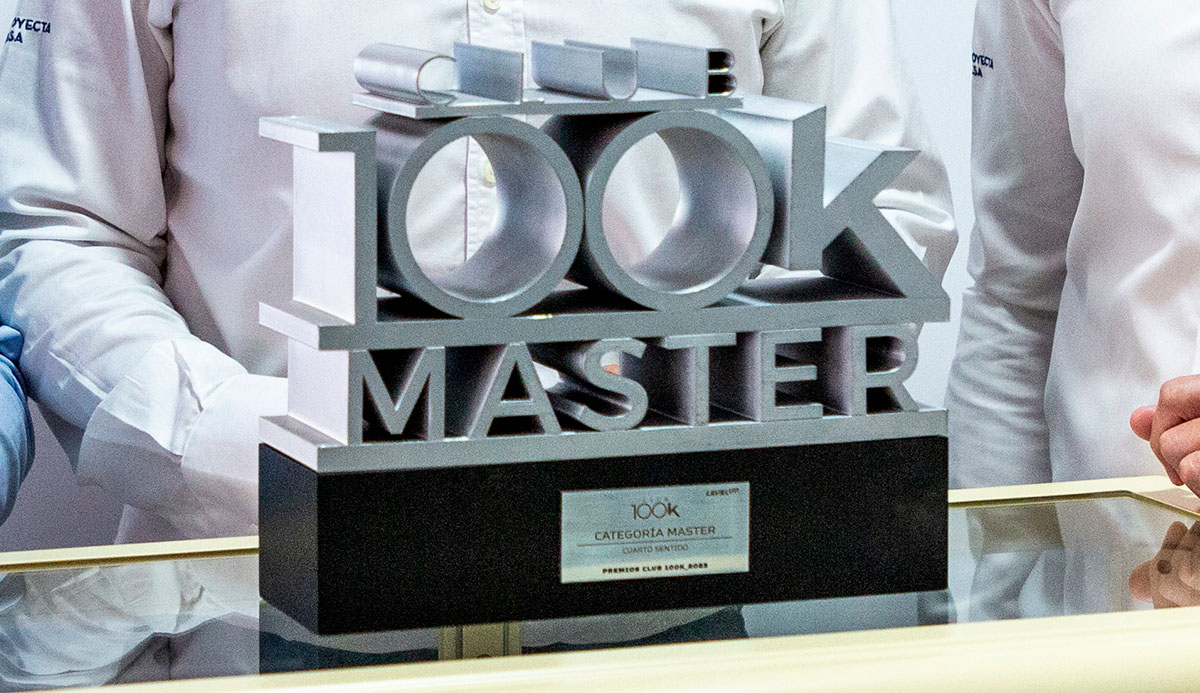 Detalle del trofeo del Club 100K de LevelUp