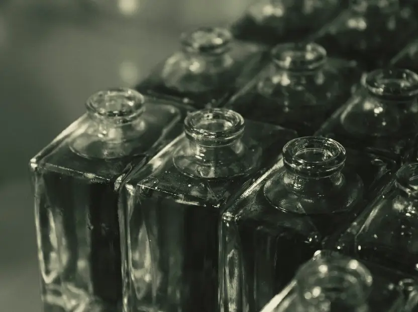 Taza transparente con una mezcla de agua con flores y pétalos. Esta taza está generando un aroma propio un logo olfativo, conseguido a través de la combinación de los distintos olores de las flores que comparte.