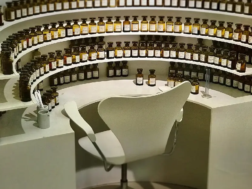 Estudio de una maestro perfumista, es un estudio semicircular con unas estanterías llenas de potecitos, que el maestro usa para crear fragancias únicas que dotan de personalidad a aquellos que las usan, por ejemplo las empresas que buscan su firma olfativa.
