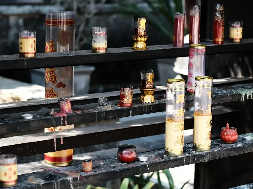 Estructura de metal para colocar velas y cirios. Tiene unas cuantas velas y unos cuantos cirios, se nota que tiene tiempo ya que la cera de velas antiguas, decora con distintos colores la estructura de metal. Esta estructura es un elemento más del marketing sensorial.