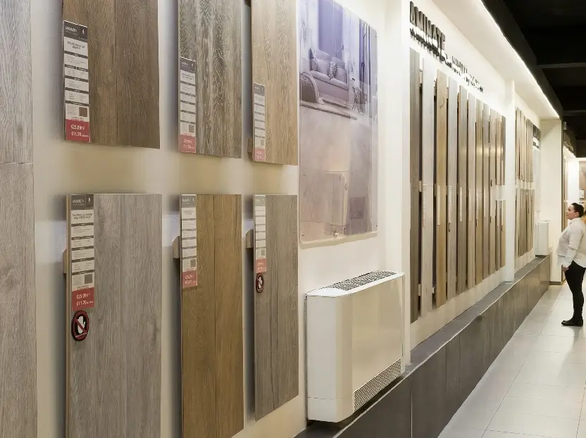 Taza transparente con una mezcla de agua con flores y pétalos. Esta taza está generando un aroma propio un logo olfativo, conseguido a través de la combinación de los distintos olores de las flores que comparte.