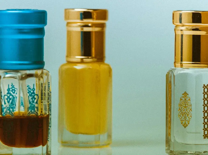 Fotografia de tres frascos antiguos de fragancia muy decorados y con unos tapones de color dorado. Son algunos de los elementos que usamos para dar la mayor experiencia en nuestros workshops olfativos.